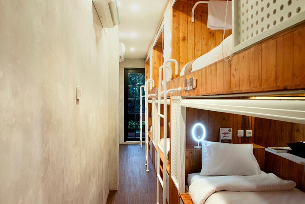 Tuju Arteri Pods Hostel Jakarta Exterior foto