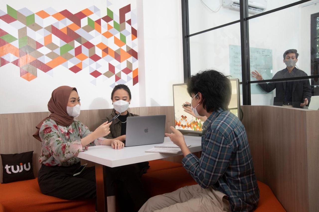 Tuju Arteri Pods Hostel Jakarta Exterior foto